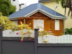 Charmant Bungalow avec Piscine Partagée à Le Gosier